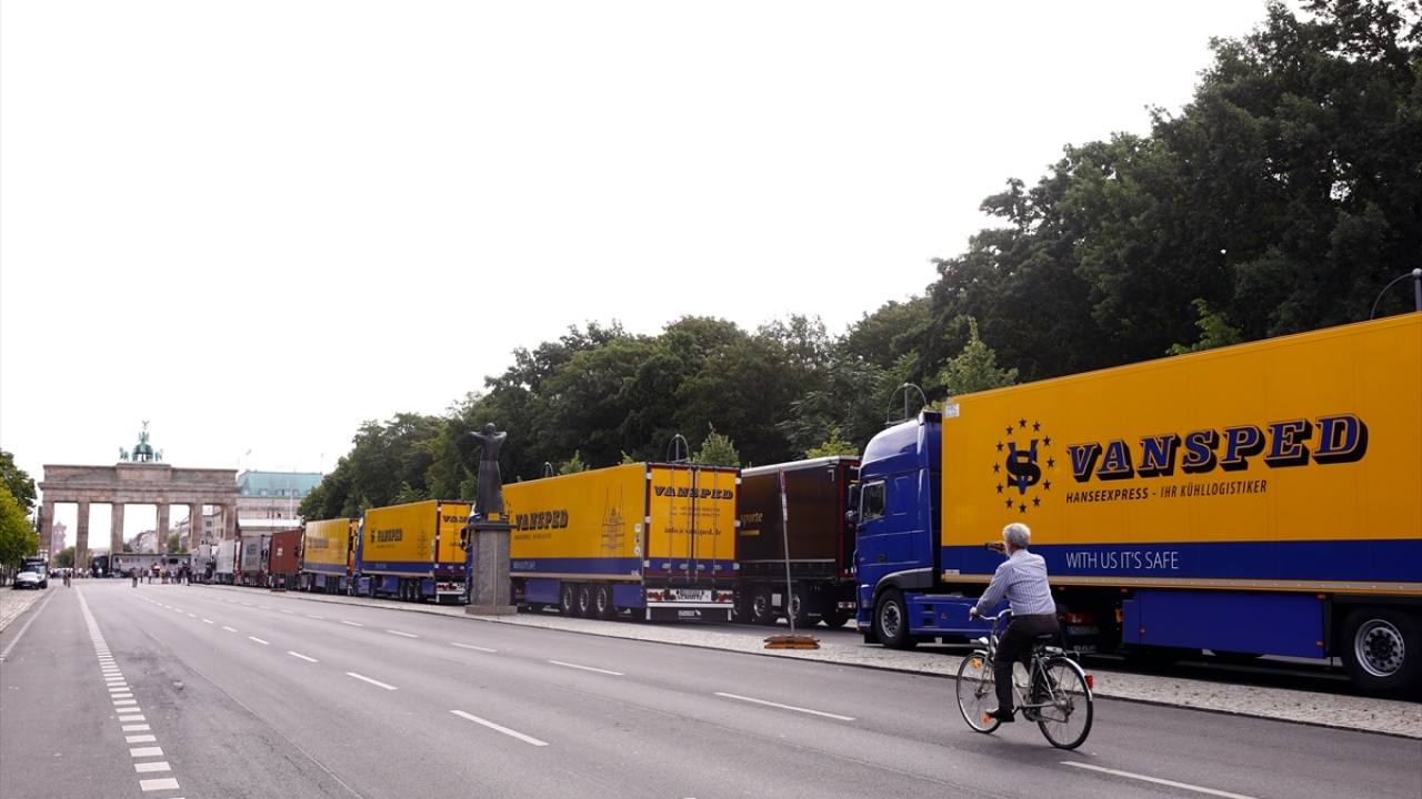 Yeni tip koronavirüs (Covid-19) nedeniyle zor günler geçiren kamyoncular, Alman hükümetinin nakliyat sektörüne destek vermesini talep ediyor.