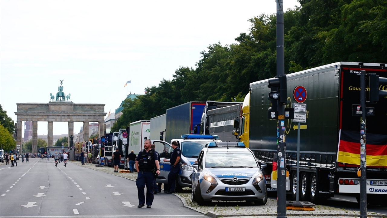 Protesto nedeniyle Berlin trafiğinde yoğun aksaklıklar da yaşandı.