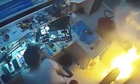 Cep telefonunun patlama anı güvenlik kamerasına yansıdı