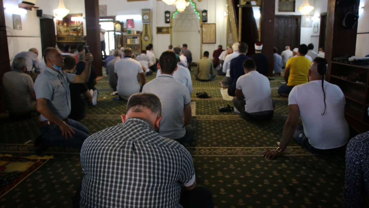 Başkentteki Murat Paşa Camisi`nde cuma namazı öncesinde Ayasofya-i Kebir Cami-i Şerifi`nin açılışı için şükür secdesi yapıldı ve Türkiye’nin Üsküp Büyükelçiliği Din Hizmetleri Müşaviri Murat Alkan tarafından dua edildi.