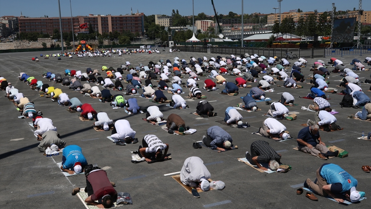 Ayasofya`yla aynı anda alanda da başlayan namazı Fatih Müftülüğü Şube Müdürü Hanifi Dursun kıldırdı.