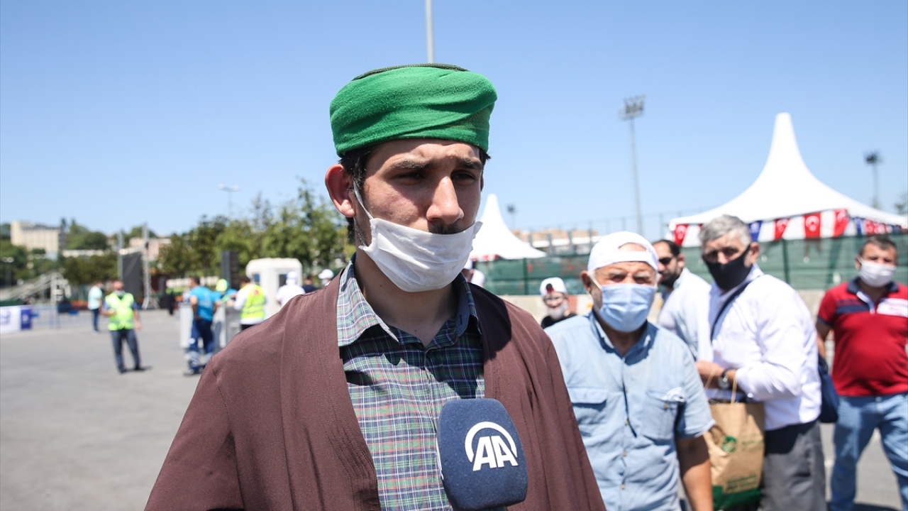 Sakarya`dan gelen Batuhan Güven, çok mutlu olduklarını ve bunu kendilerine yaşatan Cumhurbaşkanı Recep Tayyip Erdoğan`a çok teşekkür ettiklerini söyledi.