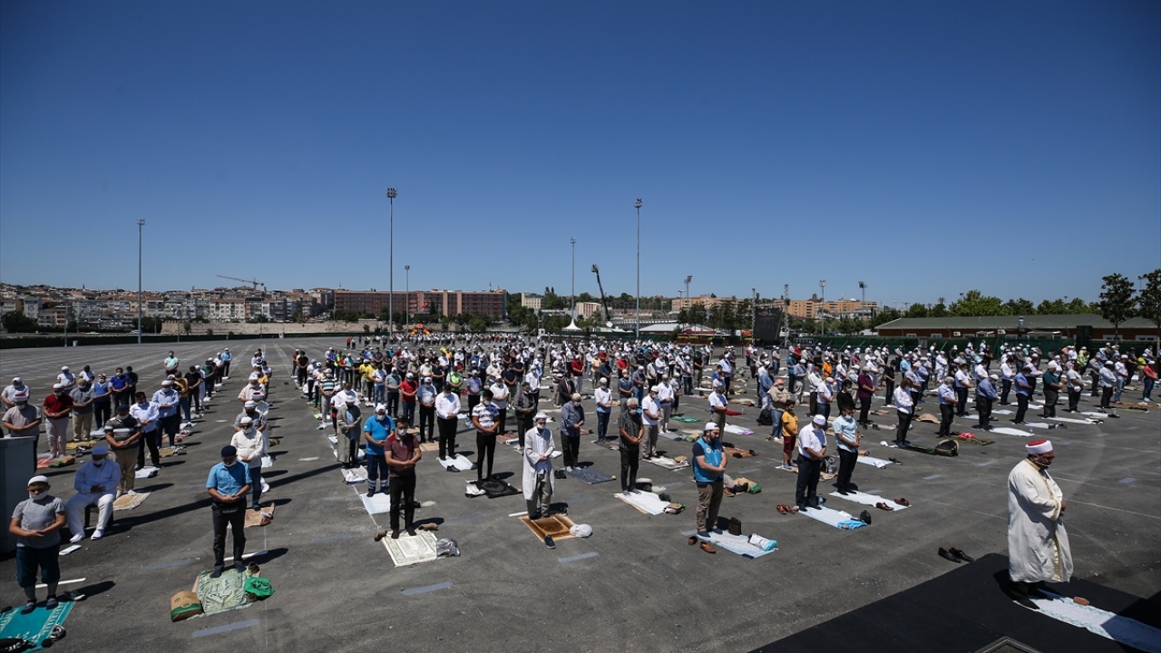 Ayasofya-i Kebir Cami-i Şerifi`nin açılışına Yenikapı etkinlik alanında tanıklık eden vatandaşlar, alana kurulan led ekranlarda oradaki programı takip ederek okunan dualara eşlik etti. 