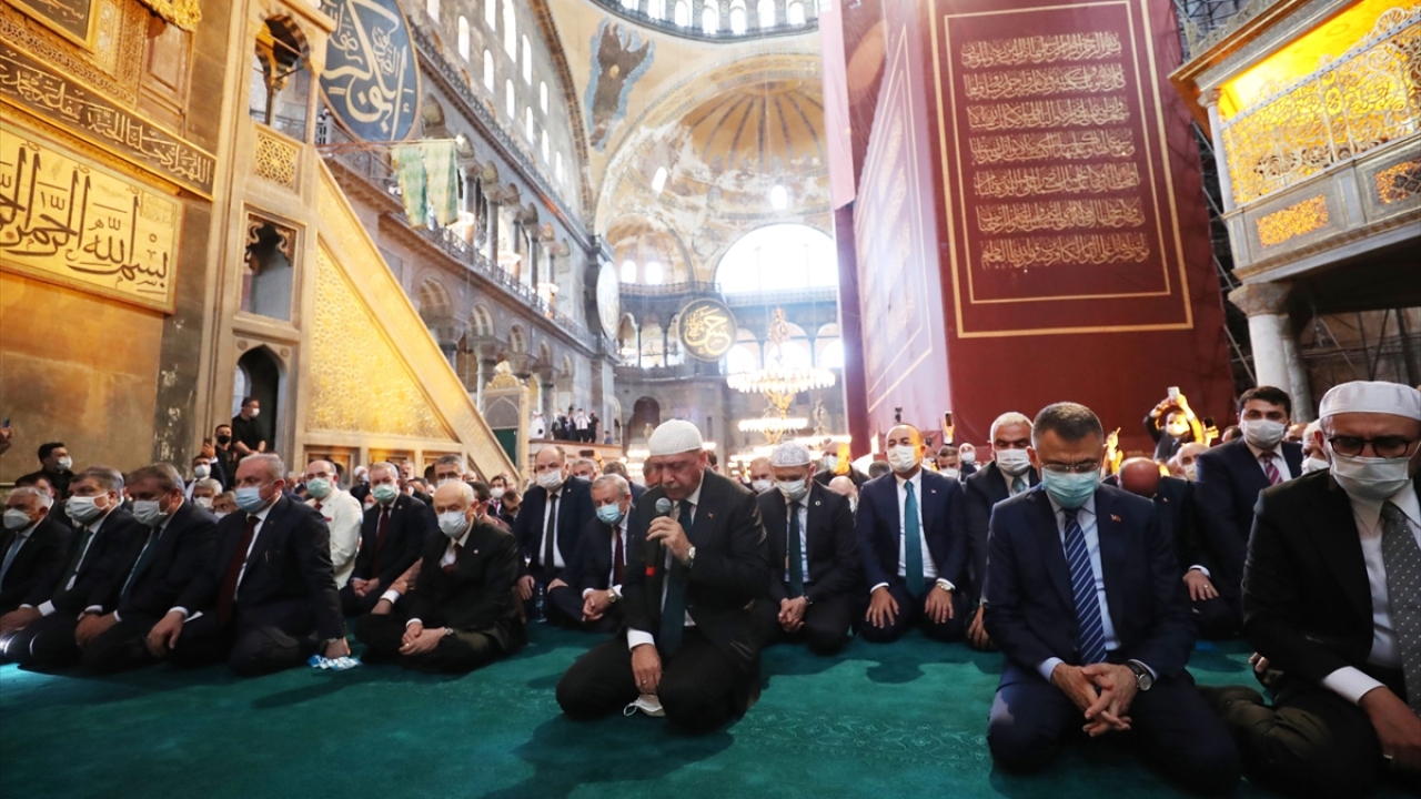 Erdoğan, Fatiha suresini ve Bakara suresinin ilk 5 ayetini okurken, Diyanet İşleri Başkanı Prof. Dr. Ali Erbaş program sonunda dua etti.