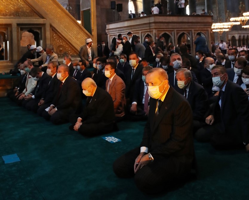 Cumhurbaşkanı Recep Tayyip Erdoğan, saat 12.00 sıralarında Ayasofya Meydanı`na gelmesinin ardından camiye giriş yaptı.