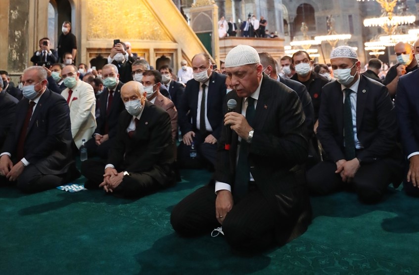 Cumhurbaşkanı Erdoğan, Cuma namazı öncesi Kur`an-ı Kerim okudu.