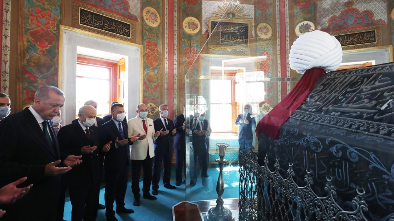 Bir gazetecinin namazın hemen ardından türbeyi ziyaret ettiğini hatırlatması üzerine Erdoğan, "Sahibi Fatih." diye konuştu.