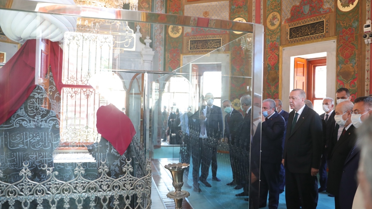 Ziyaretin ardından Erdoğan ile Bahçeli aynı araçla türbeden ayrıldı.