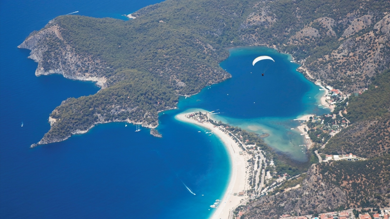 FTSO`nun, 24 Temmuz Gazeteciler ve Basın Bayramı dolayısıyla düzenlediği etkinlikte bir araya gelen gazeteciler, Ölüdeniz Mahallesi`ndeki Babadağ`ın 1700 metre pistine çıkarıldı.