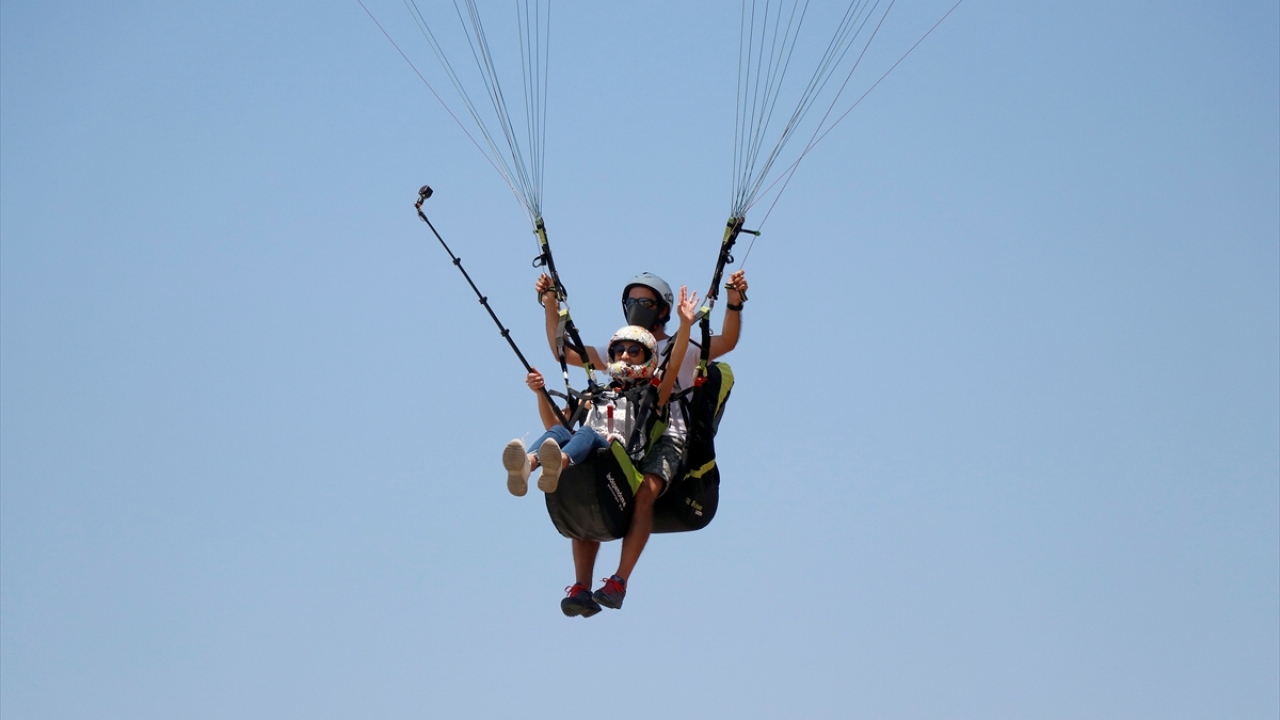 Hazırlıkların ardından gazeteciler, yamaç paraşütü pilotları eşliğinde tandem (ikili) uçuş yaptı. Yaklaşık 30 dakika havada kalan gazeteciler, eşsiz Ölüdeniz manzarasının keyfini çıkardı. 