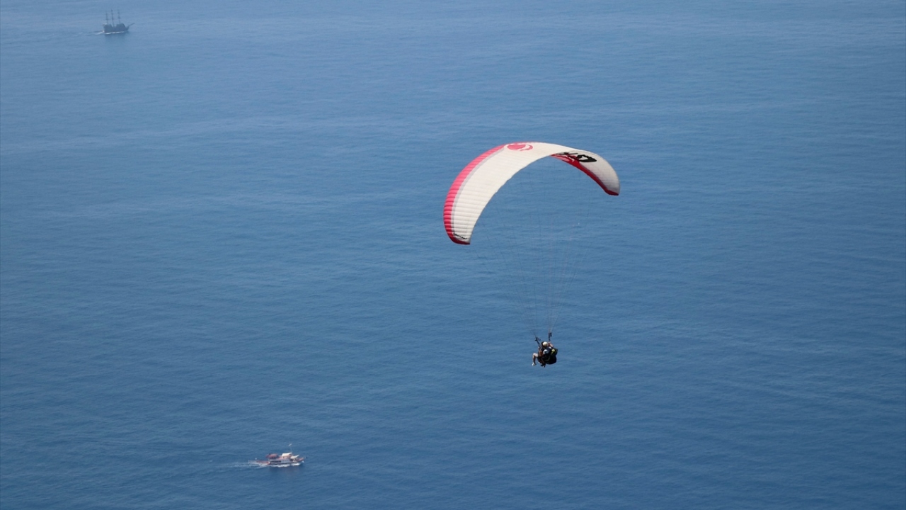 Ulusal bir gazetede muhabirlik yapan Ferdi Yavuz ise ilk kez yamaç paraşütüyle uçuş yaptığı için heyecanlandığını kaydetti. 