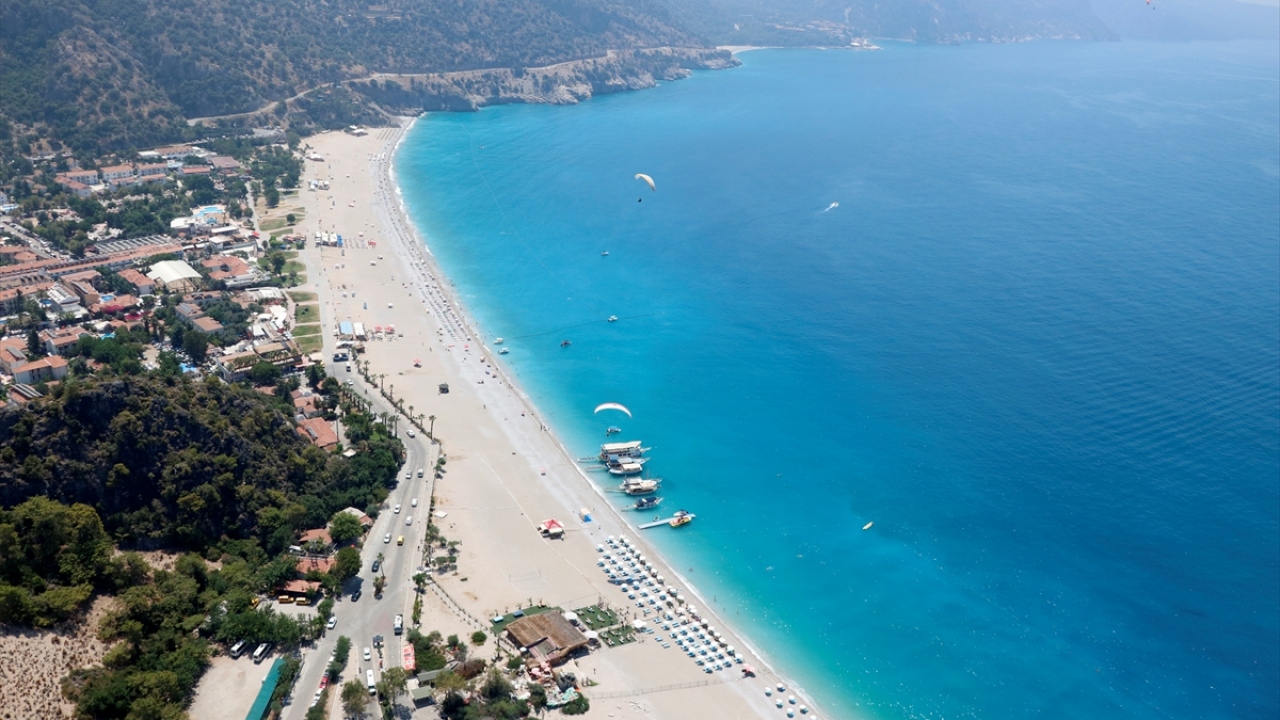 Pistten kalkışının ardından korkusu ve heyecanının geçtiğini anlatan Yavuz, "Ölüdeniz’in muhteşem bir manzarası var. Cennet gibi bir yer. Gökyüzünden baktığımızda aşağıda farklı bir dünya var." dedi.