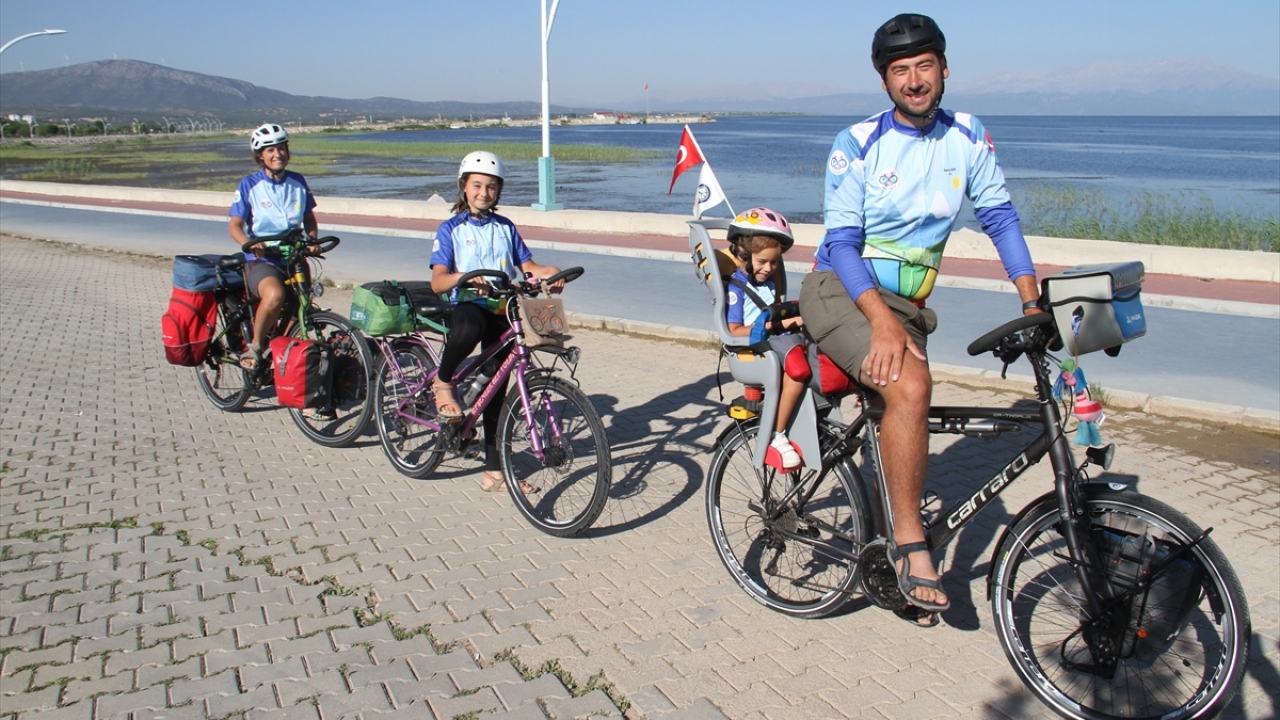 Çift, göl kenarında "Su gelecektir, su hayattır" yazılı pankart açtı.