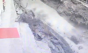 Rize'de yolun çökme anı kamerada