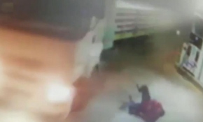 Akaryakıt istasyonu çalışanı tırın altında kalmaktan son anda kurtuldu