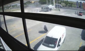 Kamyonun kopan tekerinden son anda kurtuldu