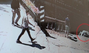 Sürücüsünün el frenini çekmeyi unuttuğu araç kanala düştü