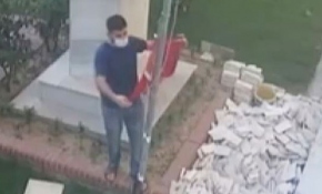 Yere düşen bayrağı göndere çeken duyarlı vatandaş kamerada