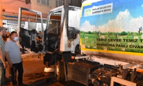 Diyarbakır'da çöp kamyonunu ateşe verdiler