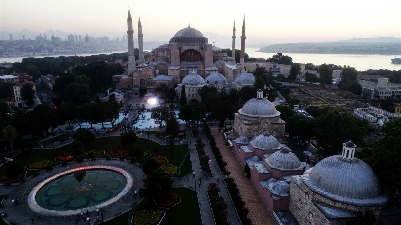 Sabah ezanının okunmasının ardından namazı Ayasofya-i Kebir Cami-i Şerifi`nde kılmak isteyen vatandaşlar içeride yerlerini aldı, sosyal mesafe kuralına dikkat ederek saf tuttu.