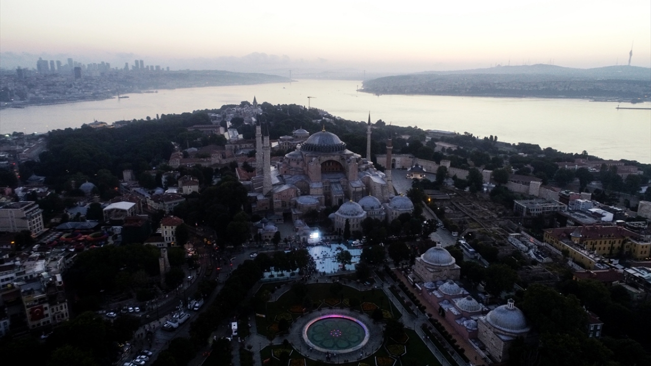 Namaz öncesi ve sonrası dualar edildi, tekbirler ve salavatlar getirildi.