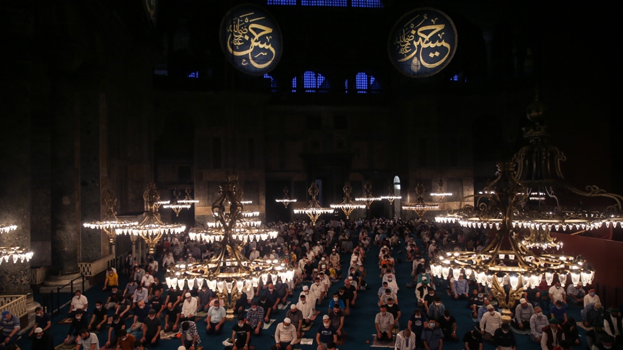 Bazı vatandaşlar da namazını Ayasofya Meydanı`nda yere serilen hasırlar üzerinde kıldı. 
