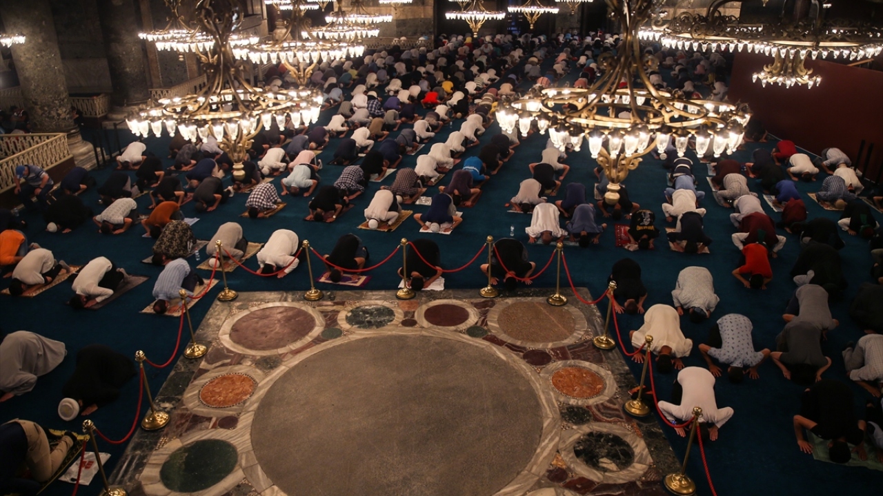 Meydana girişlerdeki tüm noktalarda güvenlik kontrolleri aralıksız sürdürüldü.