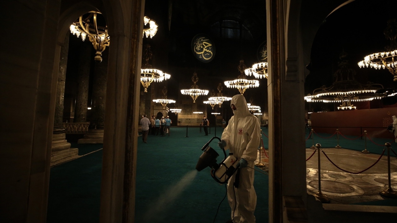 Dezenfekte çalışmasının ardından camiye ziyaretler devam ediyor. 