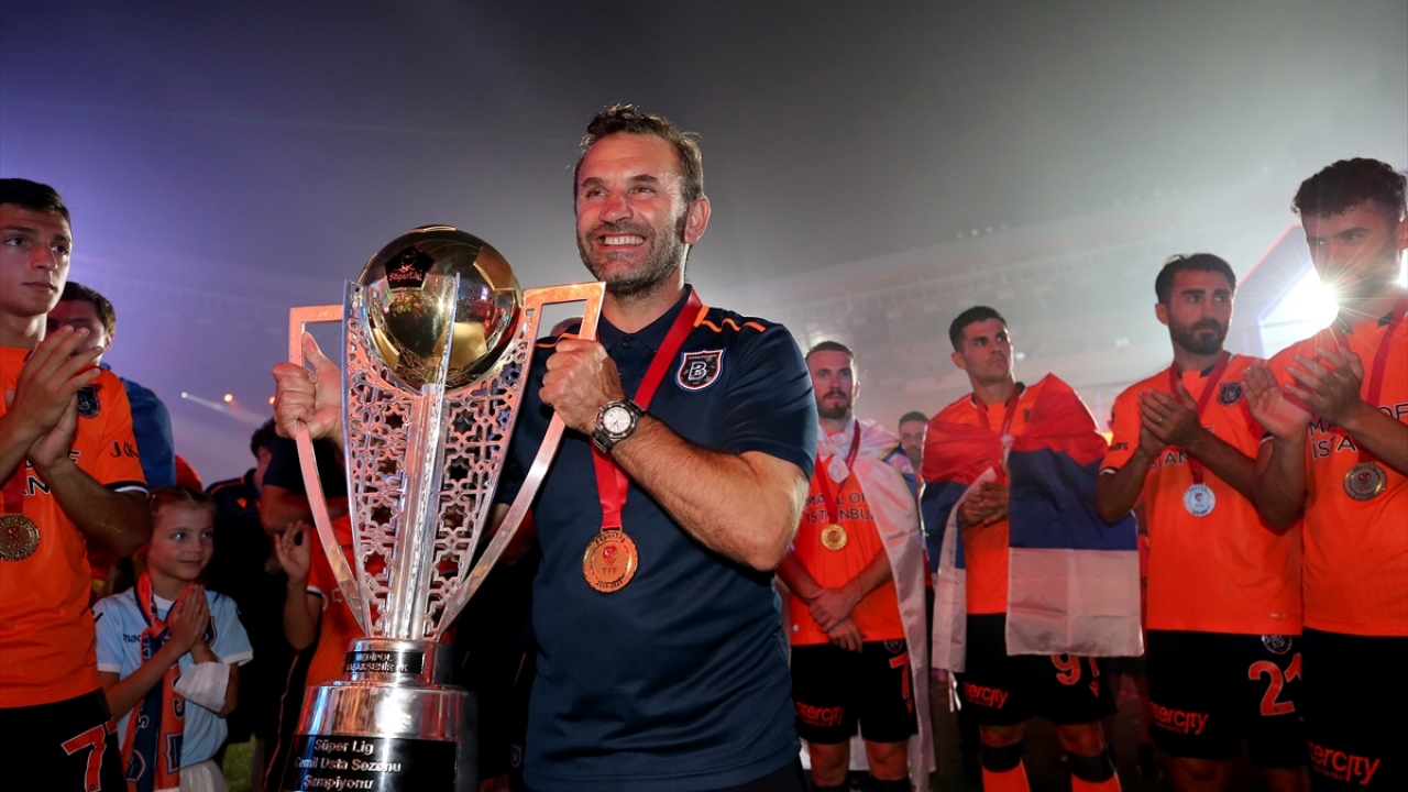 Medipol Başakşehir Teknik Direktörü Okan Buruk, kupayla sevinç yaşadı.