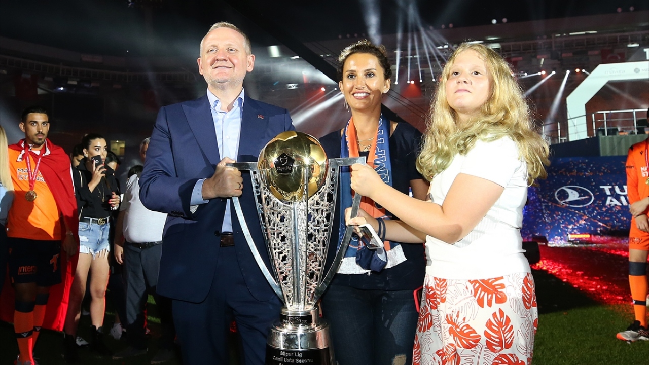 Medipol Başakşehir Kulüp Başkanı Göksel Gümüşdağ ve ailesi kupayı kaldırarak sevinç yaşadı.