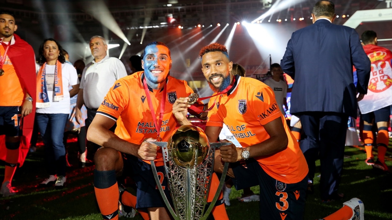 Medipol Başakşehirli oyuncular Gael Clichy (3) ve Enzo Crivelli kupa sevinci yaşadı.