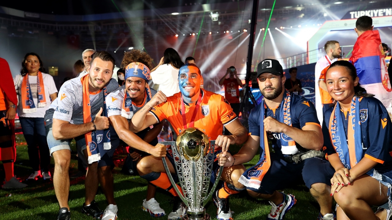 Medipol Başakşehirli oyuncu Enzo Crivelli (ortada) kupa sevinci yaşadı.