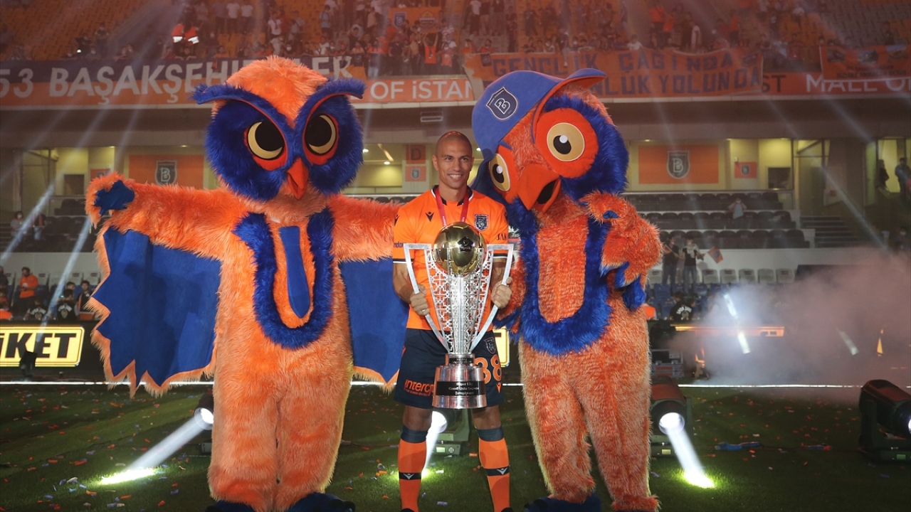 Medipol Başakşehirli oyuncu Gökhan İnler kupa sevinci yaşadı.