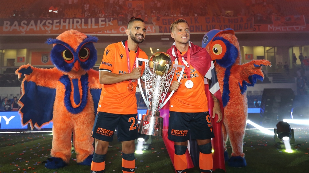 Medipol Başakşehirli oyuncular Fredrik Guldbrandsen (sağda) ve Aziz Eraltay (solda) kupa sevinci yaşadı.