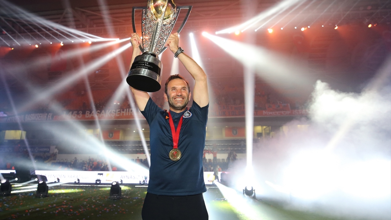 Medipol Başakşehir Teknik Direktörü Okan Buruk, kupayla sevinç yaşadı.