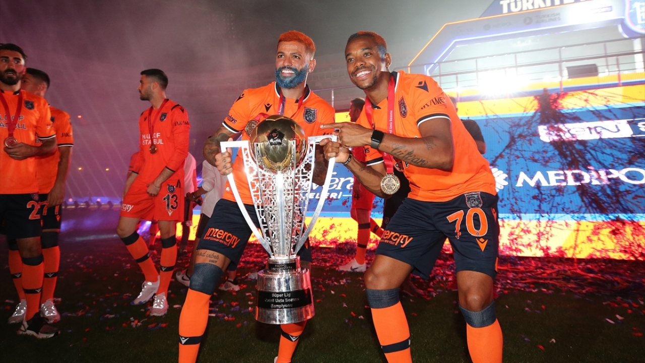Medipol Başakşehirli oyuncu Robinho (70) kupa sevinci yaşadı.