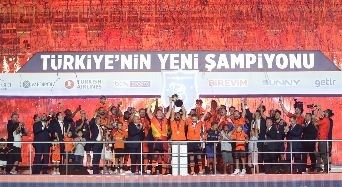 Şampiyonluk kupasını takım kaptanları Mahmut Tekdemir, Edin Visca ve Alexandru Epureanu birlikte havaya kaldırdı.