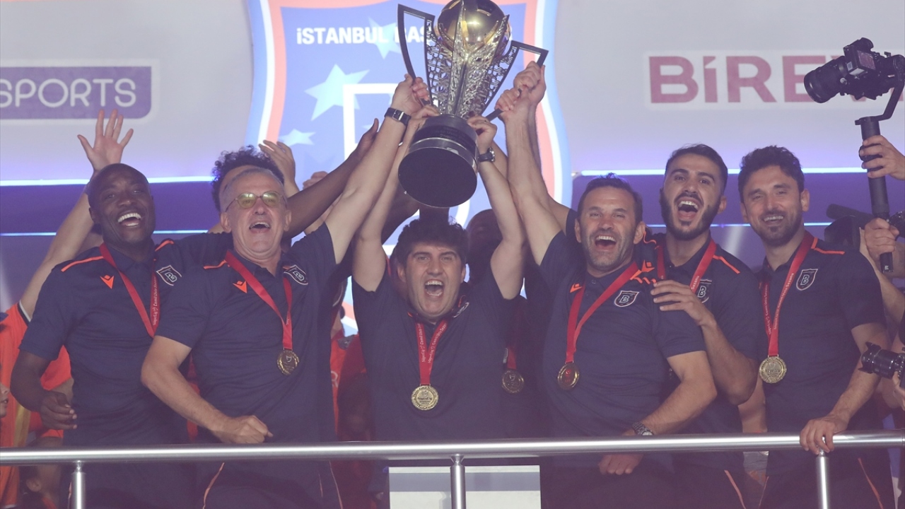 Medipol Başakşehir Teknik Direktörü Okan Buruk ve teknik heyet, kupayla sevinç yaşadı.