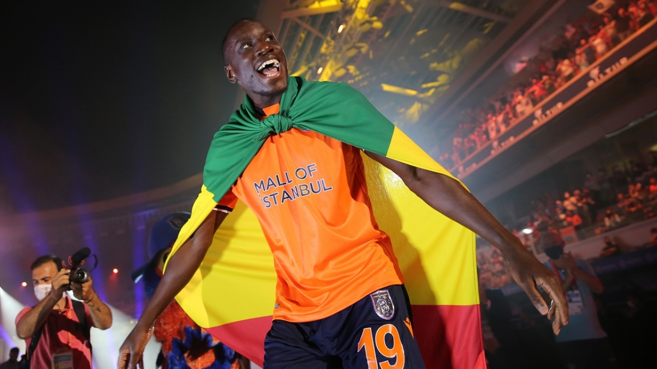 Medipol Başakşehirli oyuncu Demba Ba, kupa töreni için podyuma çıktı.