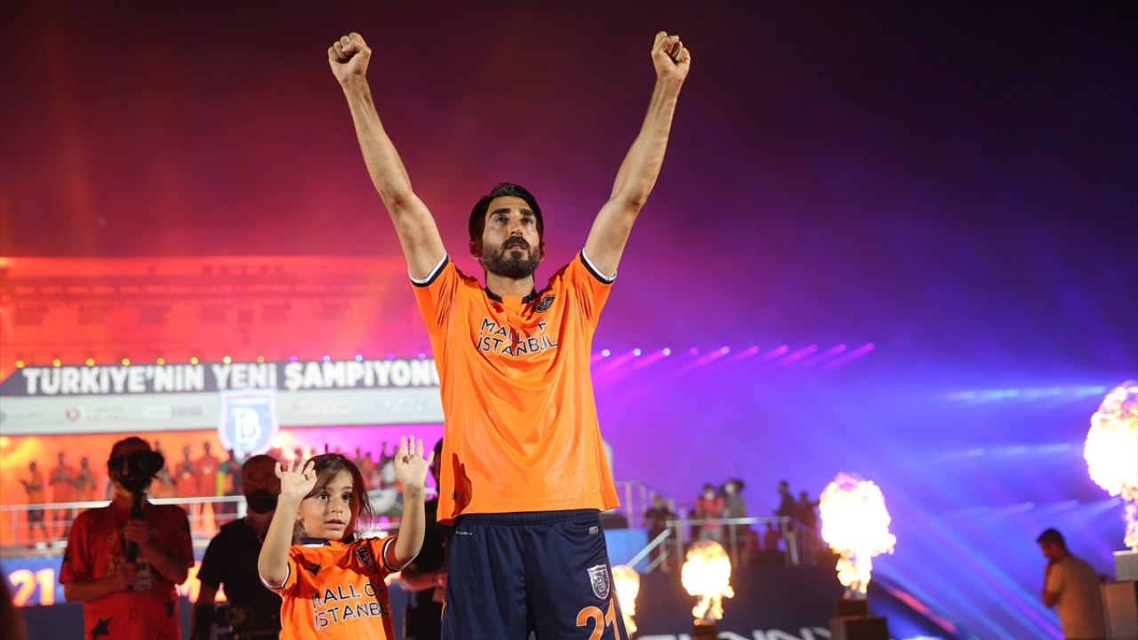 Medipol Başakşehirli oyuncu Mahmut Tekdemir , kupa töreni için podyuma çıktı.