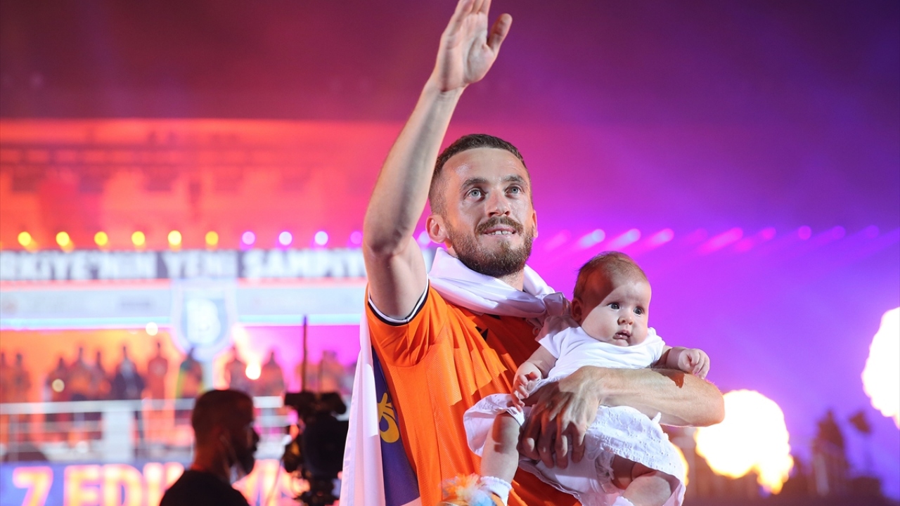 Medipol Başakşehirli oyuncu Edin Visca, kupa töreni için podyuma çıktı.