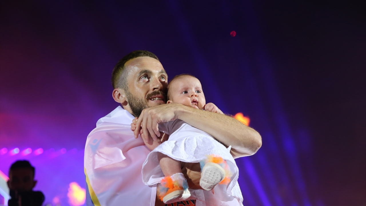 Medipol Başakşehirli oyuncu Edin Visca, kupa töreni için podyuma çıktı.