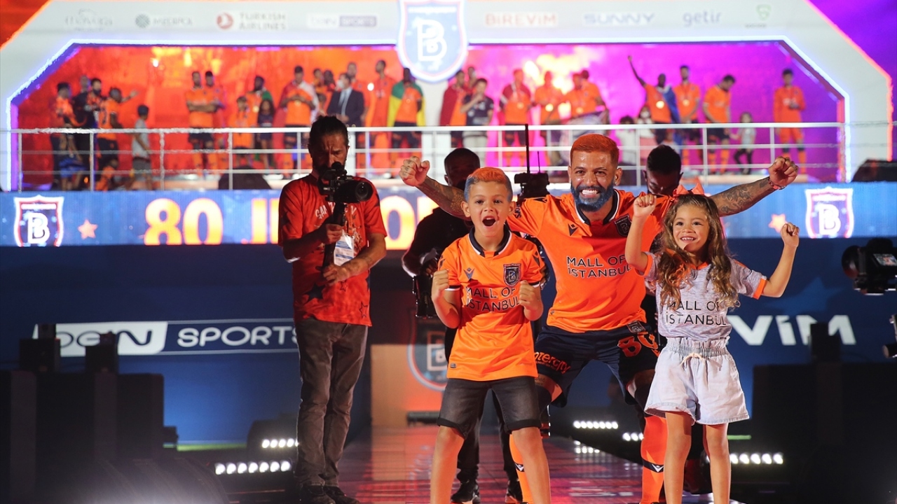 Medipol Başakşehirli oyuncu Junior Caiçara, kupa töreni için podyuma çıktı.