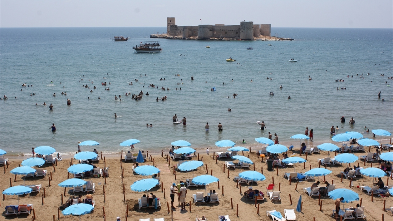 Yeni tip koronavirüsle (Covid-19) mücadele kapsamındaki normalleşme süreciyle turizme yeniden açılan Erdemli ilçesindeki Kızkalesi`nde, işletmelere ilgi artıyor.