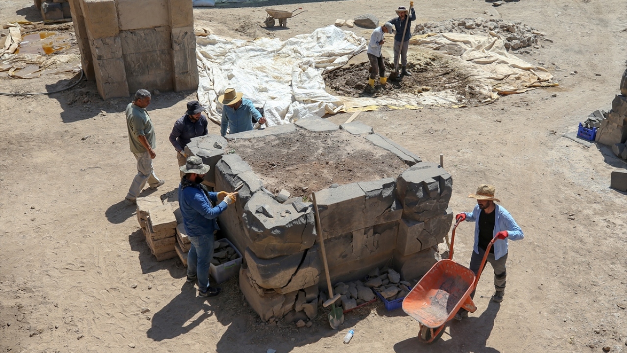 2 bin 700 yıl öncesinden bugüne ulaşan süslemeleri, kerpiç duvarları, taş işlemeleriyle Urartu Krallığı`nın en görkemli yapılarından biri olan kalede, 31 yıldır kazı ve restorasyon çalışmaları yürütülüyor.