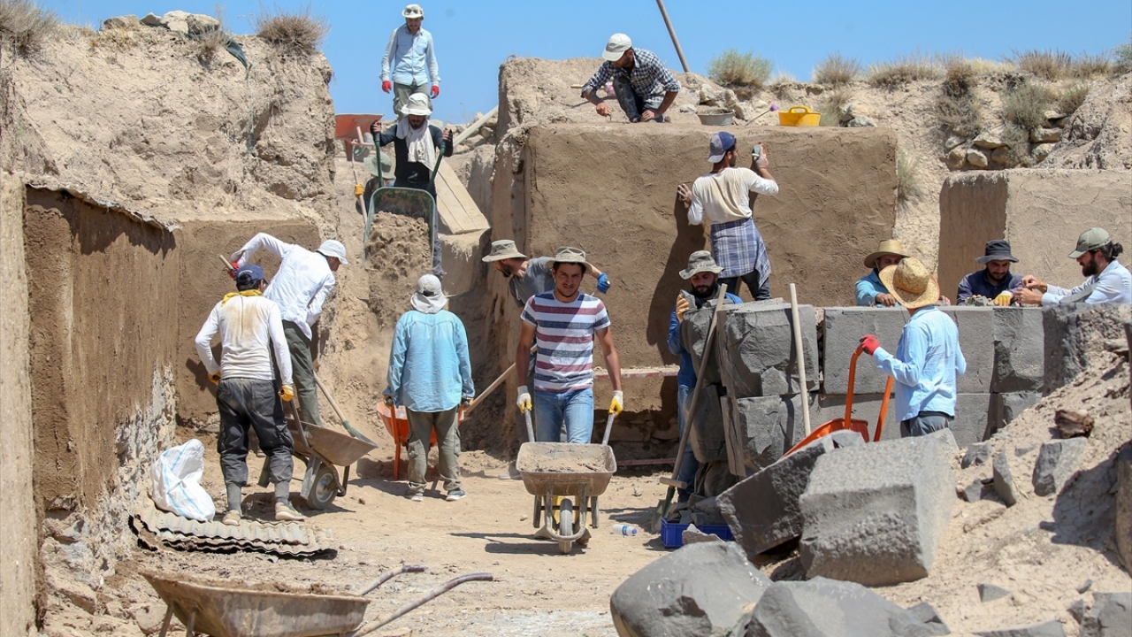 Atatürk Üniversitesi Edebiyat Fakültesi Arkeoloji Bölümü Öğretim Üyesi Prof. Dr. Mehmet Işıklı başkanlığında yürütülen çalışmalarda, bu yıl 30 kişilik uzman ekip yer aldı.
