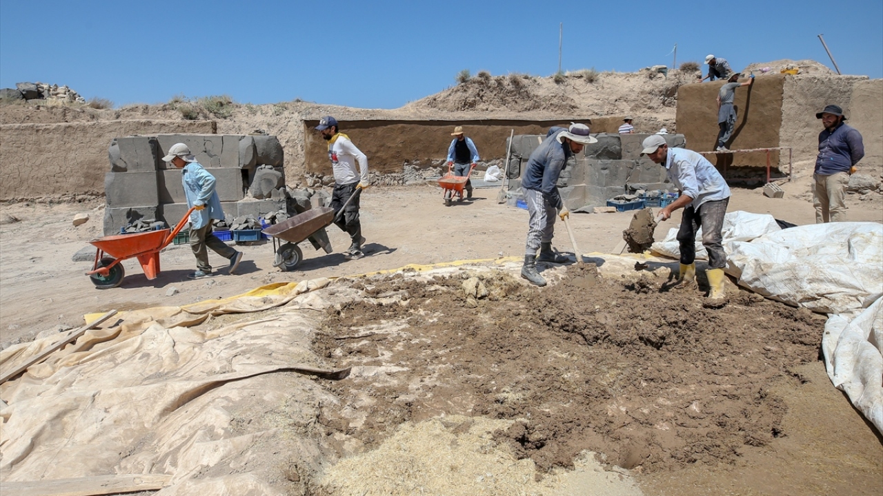 Çalışmalarda Urartular döneminin en kutsal mekanlarından biri olarak kabul edilen ve yıllardır sırrı çözülemeyen Haldi Tapınağı`nda, mimari üzerine oyulan işlemeli taşlar birleştirilerek eski yerine yerleştiriliyor.