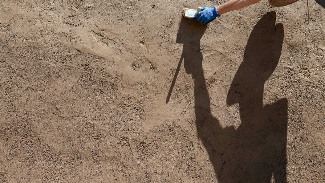 Alanında uzman akademisyenler tarafından özverili bir çalışmayla yapboz parçaları gibi tek tek birleştirilen motifli taşlarla, tapınağın eski görkemine kavuşması sağlanacak.