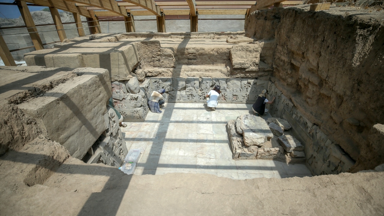 Prof. Dr. Işıklı, Urartular`ın son büyük ve görkemli kalesinde, tarihe ışık tutacak önemli çalışmaların yürütüldüğünü söyledi.