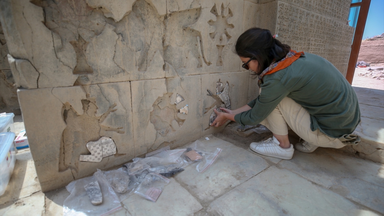 Atatürk Üniversitesi Arkeoloji Bölümü Araştırma Görevlisi Ayşegül Akın Aras da tapınağın duvarlarına orijinal intaglioları yerleştirmek için titiz bir çalışma yürüttüklerini söyledi.